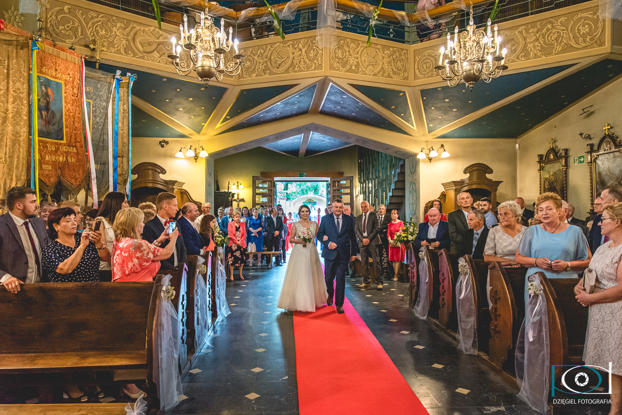 wejście do kościoła -ślub 