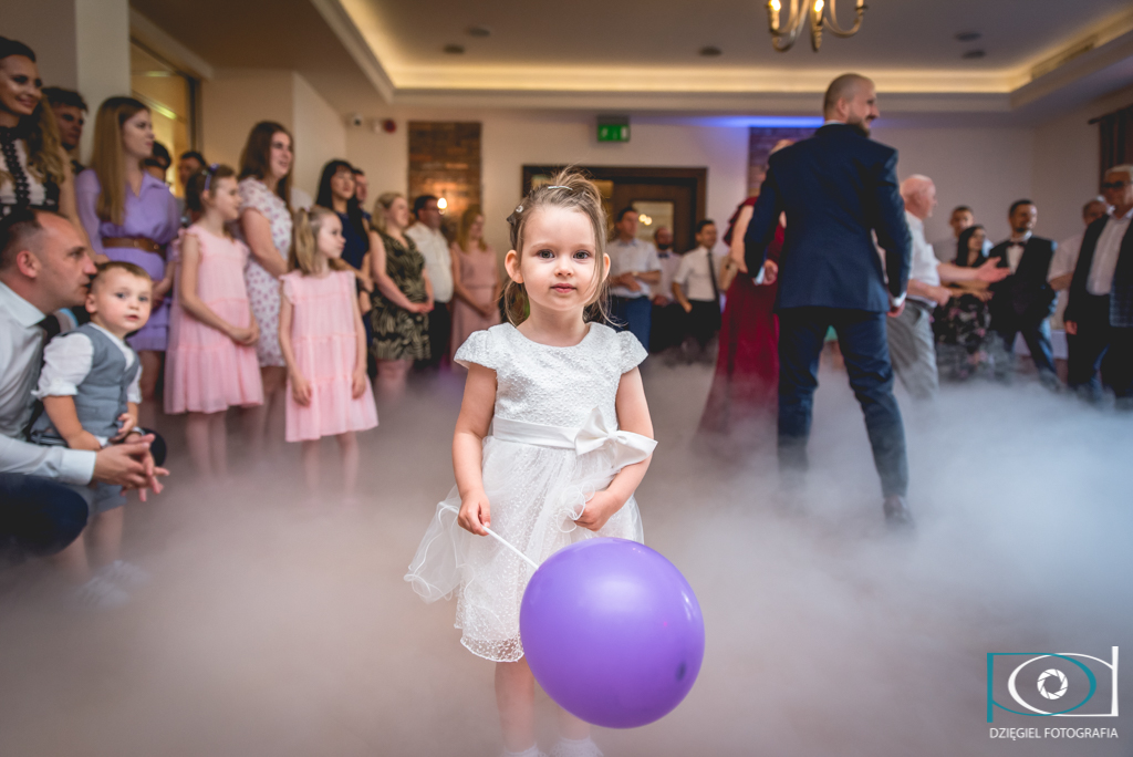 dziewczynka z balonem na weselu